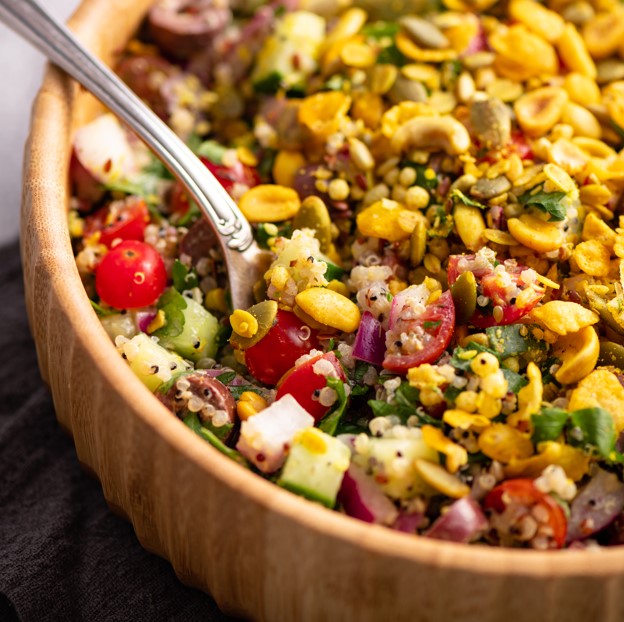 Receita de Salada Grega com Quinoa e Granola Salgada